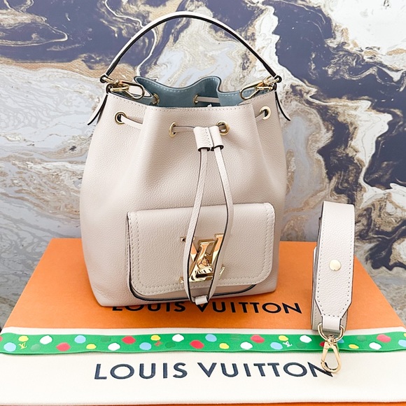 Louis Vuitton Lockme Bucket MM Greige
Calfskin Bucket Bag - Picture 3 of 13